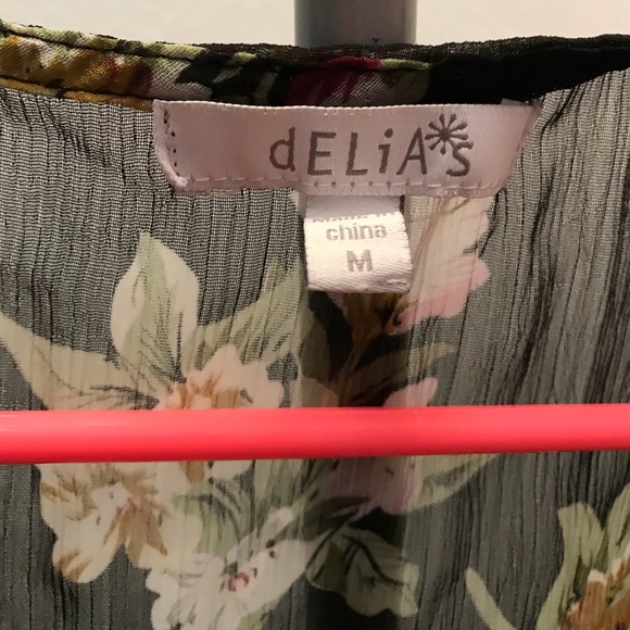 Sleeveless Floral Top - Picture 3 of 3